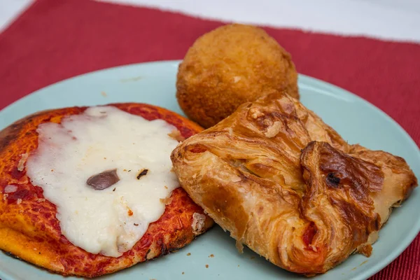 Cartocciata siciliana, Pizzetta, Cipollina e Arancino. Um typica — Fotografia de Stock