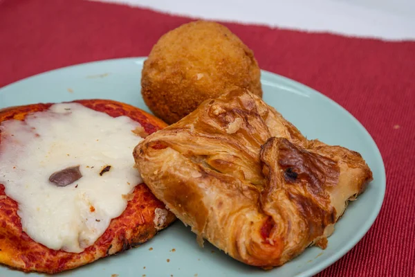 Cartocciata siciliana, Pizzetta, Cipollina e Arancino. Um typica — Fotografia de Stock