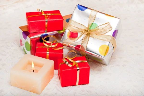 Mooie Kleurrijke Geschenkdozen Kaarsen Een Achtergrond Van Gebroken Wit Kant — Stockfoto