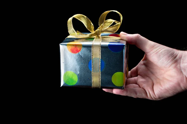 Man Hand Met Een Kleurrijk Zilveren Cadeau Met Een Gouden — Stockfoto