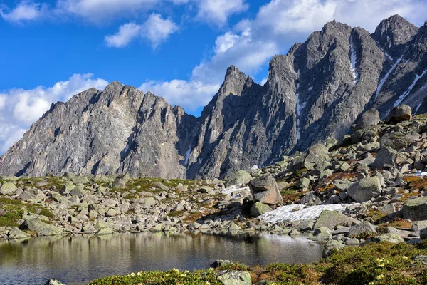 Small Lake Hanging Valley Mountain Peaks Background Eastern Sayan Russia — Stock Photo, Image