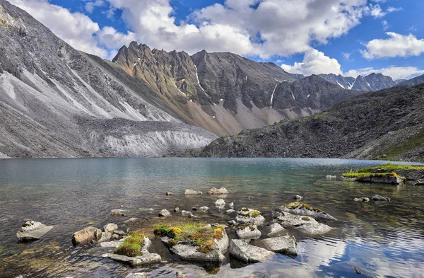 Felsbrocken Bedeckt Mit Gras Und Moos Wasser Des Bergsees Wasserlandschaft — Stockfoto