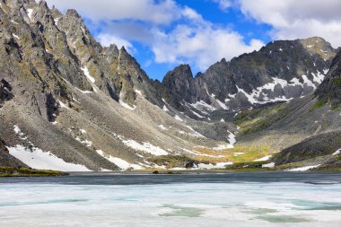 Dağ gölü yüzen buz parçası. Sibirya yaz sabahı dağlık. Doğu Sayan. Buryatia