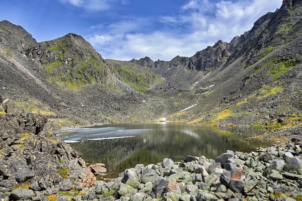 Lake at bottom of mountain depression formed during ice age — Stock Photo, Image