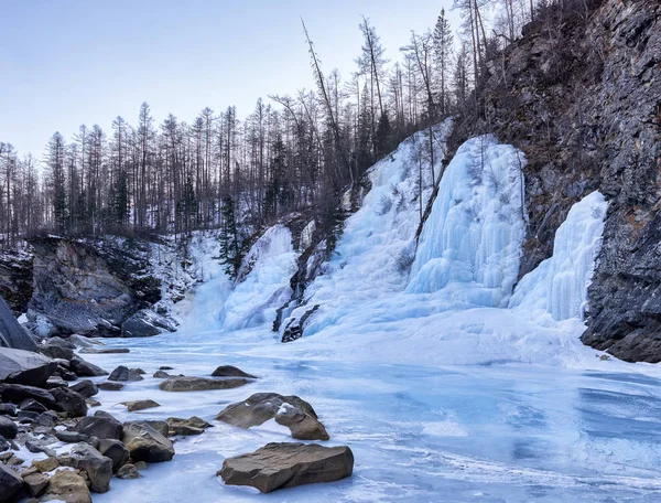 Прекрасний льодяний осад із замерзлої весняної води — стокове фото
