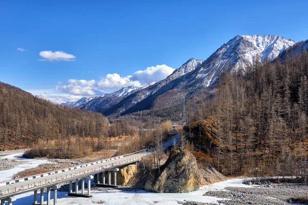 Beyaz Irkut Nehri'ni köprü. Dağ manzarası