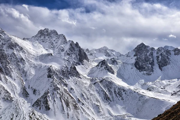 Засніжені гірські вершини Східного Саан Стокове Фото