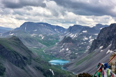 Doğu Sayan'daki yayla. Güzel göl ile küçük vadinin üst görünümü