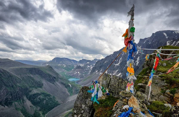 Un des sommets de la chaîne de montagnes en Sayan oriental. Nombreux rubans attachés aux alpenstocks Photos De Stock Libres De Droits