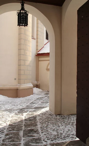 Antico ingresso della chiesa a Vilnius — Foto Stock