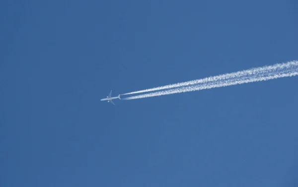 Avion dans le ciel bleu — Photo