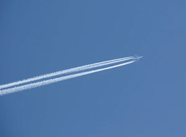 Avion dans le ciel bleu — Photo