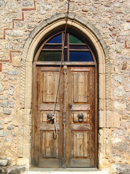 오래된 수도원의 문 — 스톡 사진