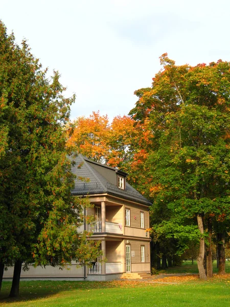 Villa in autumn park — Stock Photo, Image