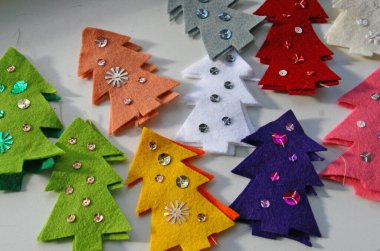 Renkli keçe ve pullardan Noel ağacı oyuncakları yapma süreci