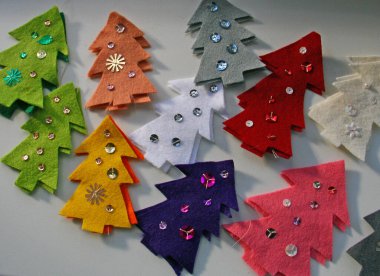 Renkli keçe ve pullardan Noel ağacı oyuncakları yapma süreci