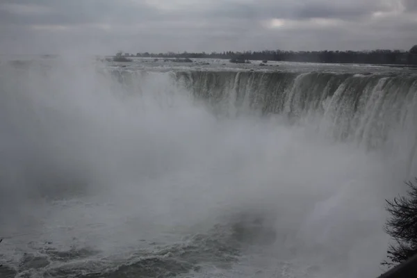 Wodospad Niagara Horseshoe Falls Mgła Rośnie Zachmurzenie Wczesnym Popołudniem Miesiącach — Zdjęcie stockowe
