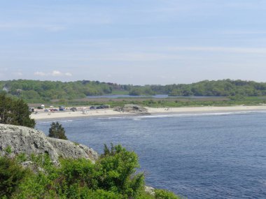 Gökyüzü, kaya ve su doğal görünümünü bir bahar gününde. 