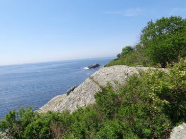 Gökyüzü, kaya ve su doğal görünümünü bir bahar gününde. 