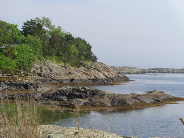 Μεγάλα Βράχια Στην Ακτή Και Προεξέχει Έξω Από Νερό Ένα — Φωτογραφία Αρχείου