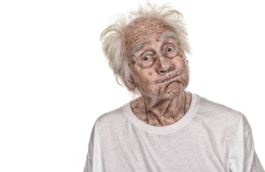 Çok komik bir eski üst düzey adam komik yüz yapıyor