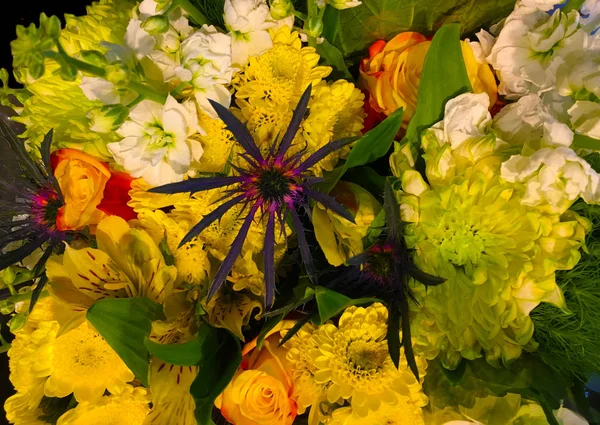 Μια Πολύ Όμορφη Ανθοδέσμη Ποικιλία Των Λουλουδιών — Φωτογραφία Αρχείου