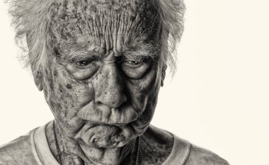 Yüz yapıyor çok komik yaşlı adam