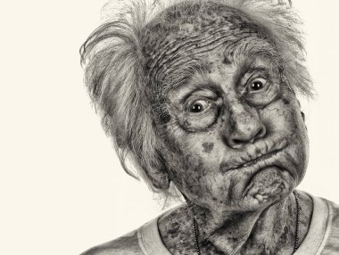 Çok komik bir eski üst düzey adam komik yüz yapıyor