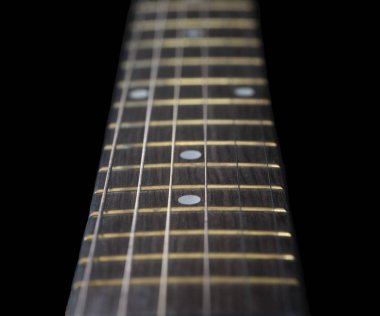  Siyah bir akustik gitar klavyesine çok güzel closeup