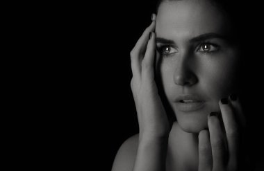 siyah arka plan üzerine güzel bir genç kadın.