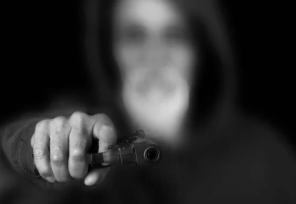 Страшное Изображение Старшего Латиноамериканца Пистолетом Направленным Камеру — стоковое фото