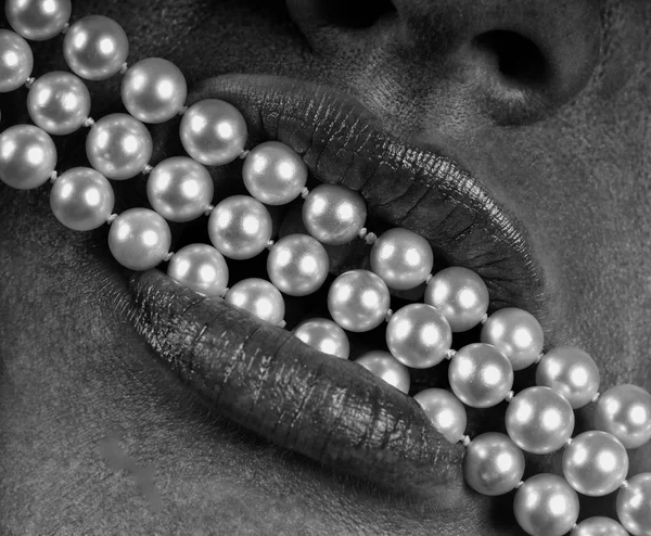 关闭一个美丽的女人的嘴和嘴唇与珍珠的宏 — 图库照片