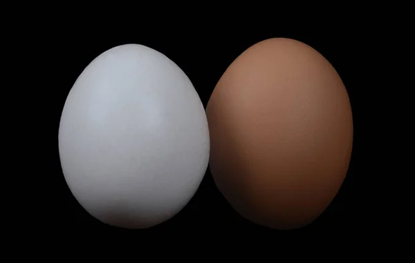 Одно коричневое яйцо и одно белое — стоковое фото