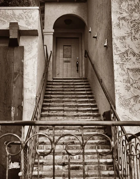 Μοναχικό δωμάτιο στην κορυφή της σκάλας — Φωτογραφία Αρχείου