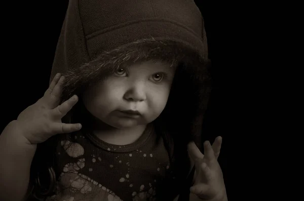 Baby rapper op zwart met capuchon — Stockfoto