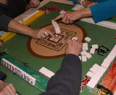 üç kadın Mahjong oynamaya