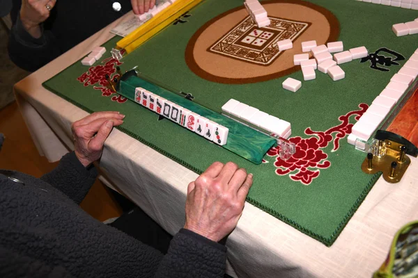 Womans Hands Playing mahjong — Stock Photo, Image
