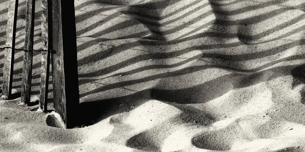 海滩的木篱笆 免版税图库照片