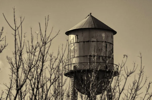 Een vintage stedelijke water toren — Stockfoto