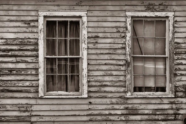 Vecchia casa Clapboard e due finestre — Foto Stock