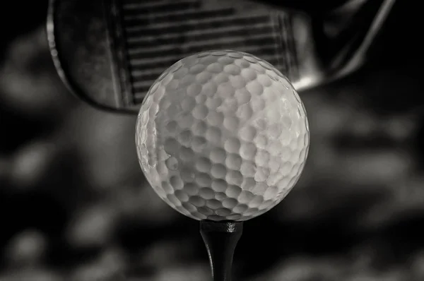 白色高尔夫球和俱乐部 图库图片