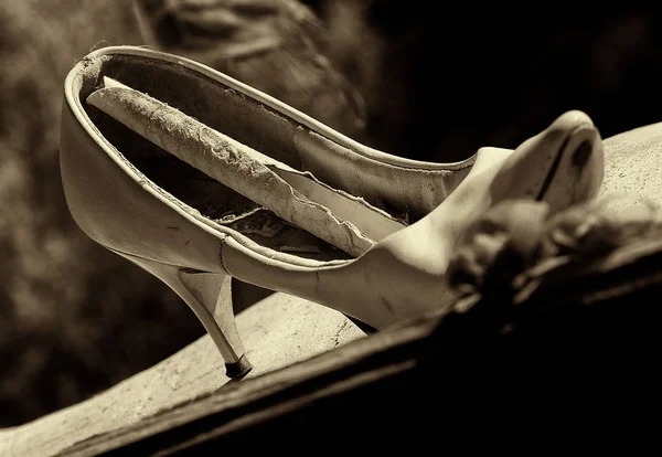 Un viejo zapato vintage de tacón alto — Foto de Stock