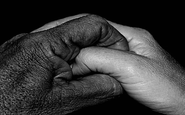 Zwarte man, blanke vrouw handen vasthouden — Stockfoto