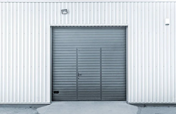 Fechado Garagem Aço Moderna Portas Armazém Quadro Industrial Colorido — Fotografia de Stock