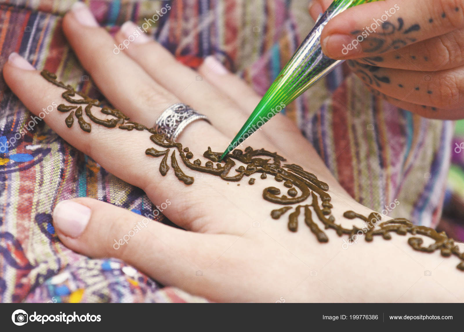 アーティスト絵画伝統インド タトゥー女性の手 クローズ アップ写真 一時的な刺青作品に焦点を当てる — ストック写真 © Cebas1