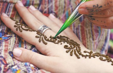 Sanatçı resim geleneksel Hint kına dövme kadın yandan, portre resim, mehndi resmin üzerinde odak