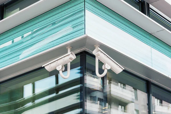 Twee Moderne Cctv Beveiligingscamera Moderne Staal Glazen Gebouw Van Gevel — Stockfoto