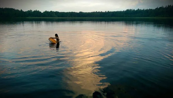 Fille Solitaire Avec Roue Eau Nageant Sur Lac Soir — Photo