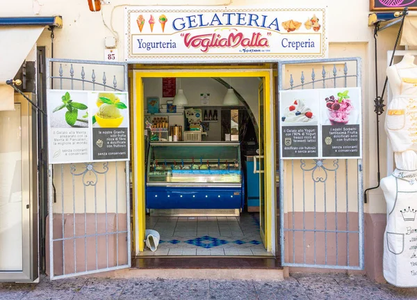 Alghero Italia Heinäkuuta 2016 Katunäkymä Gelaterian Ulkopuolelle Perinteinen Italialainen Jäätelökauppa — kuvapankkivalokuva