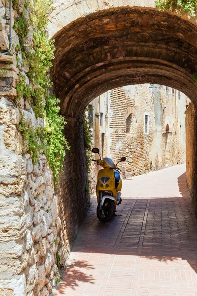 明るい夏の日の孤独なスクーターと小さなイタリアの古い町に静かな空通り — ストック写真